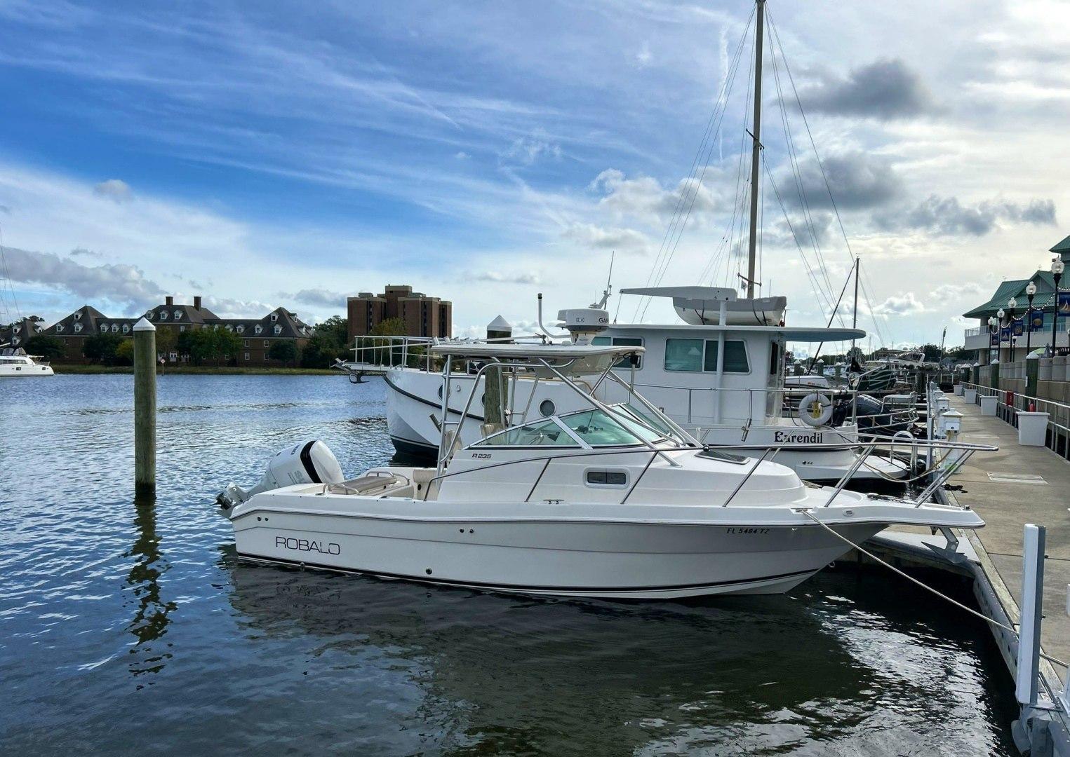 Robalo R235 Walkaround