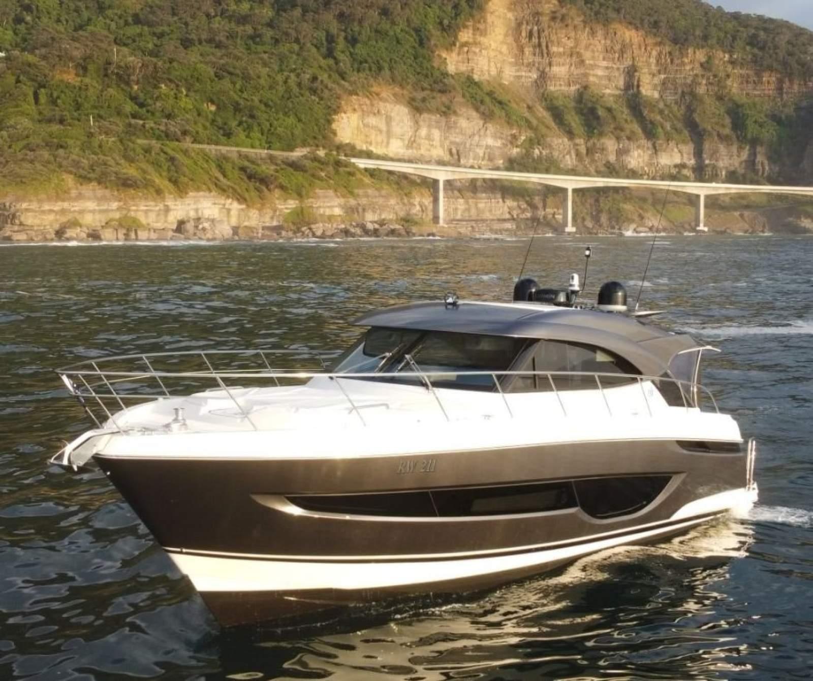 Riviera 4600 Sport Yacht