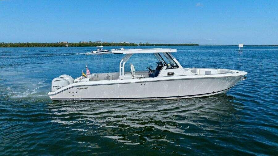 Pursuit S 328 Sport