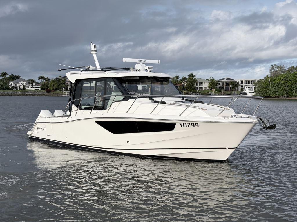 Boston Whaler 365 Conquest