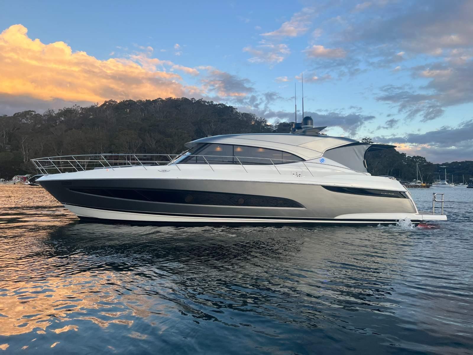 Riviera 5400 Sport Yacht