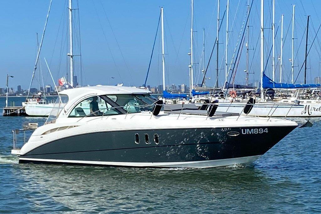 Cruisers Yachts 390 Express Coupe