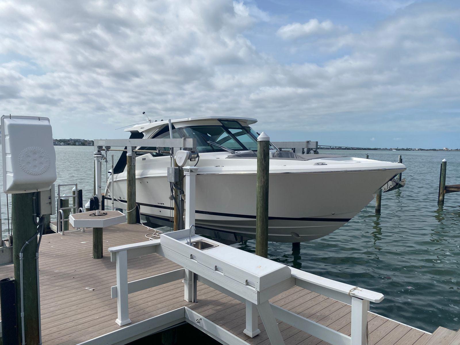Tiara Yachts 34 LX