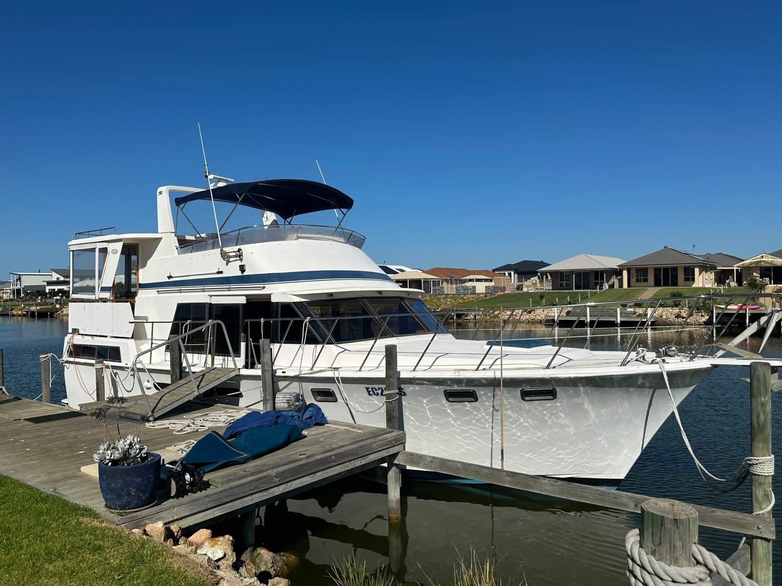 Marine Trader 43 Double Cabin