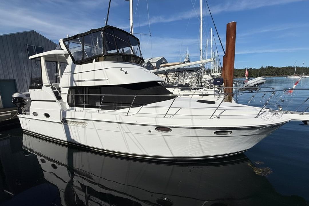 Carver 404 Cockpit Motor Yacht