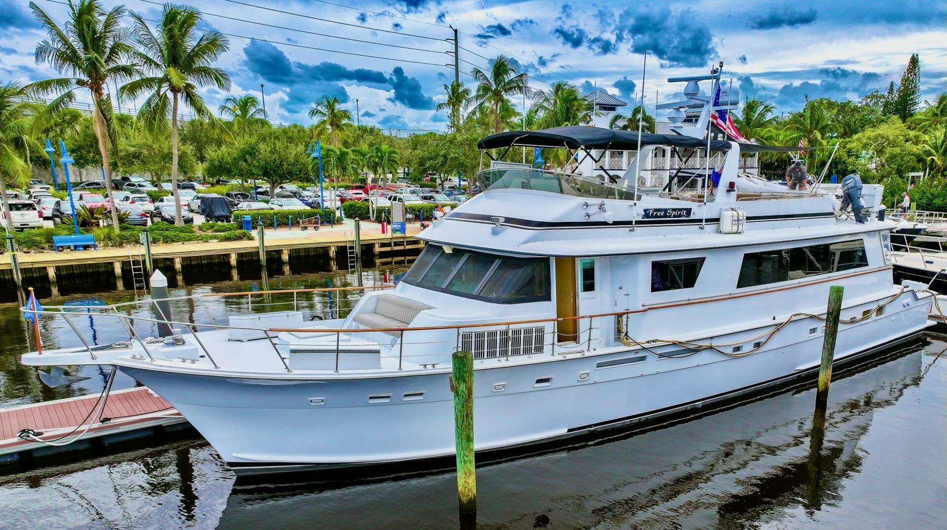 Hatteras 80 Cockpit Motor Yacht