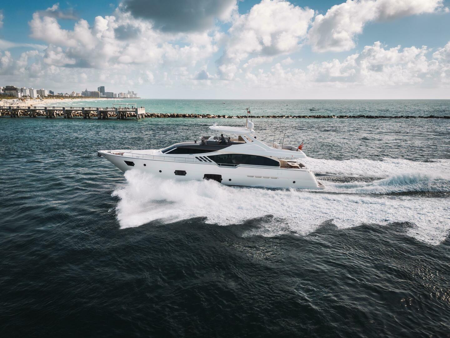 Ferretti 870