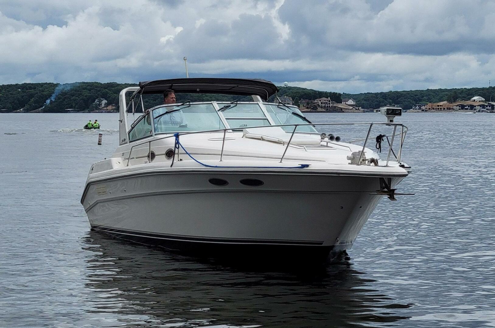 Sea Ray 330 Express Cruiser
