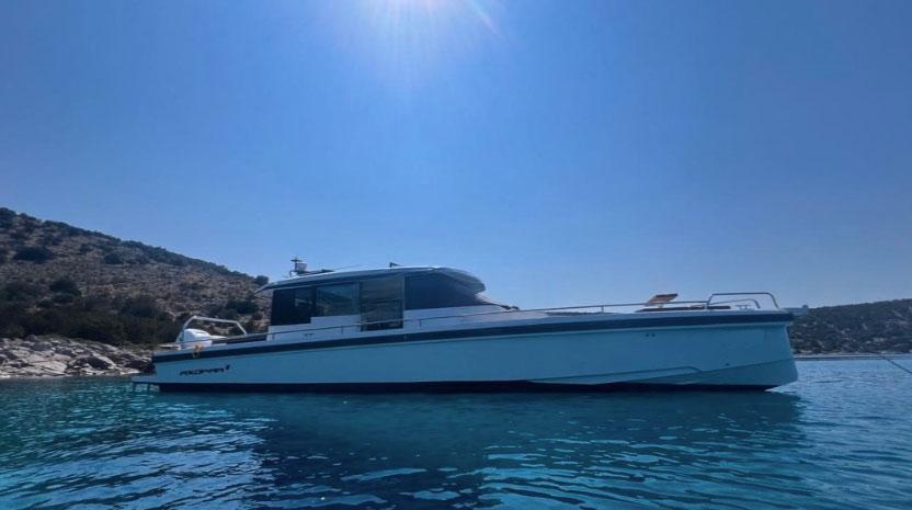 Axopar 37 Sport Cabin