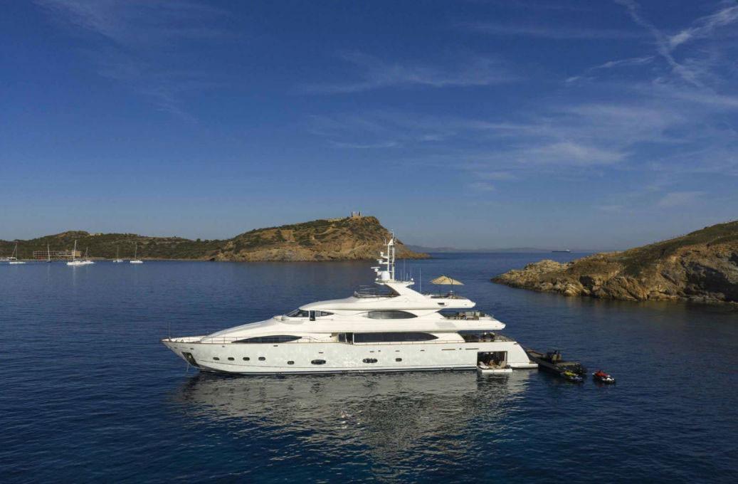 Ferretti Custom Line 130