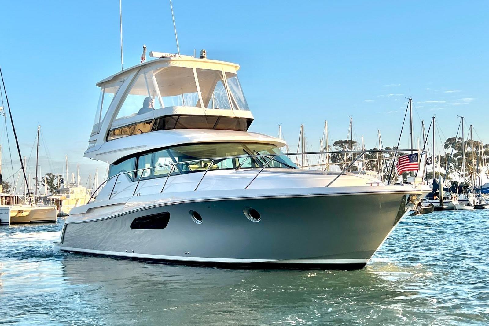 Tiara Yachts F44 Flybridge