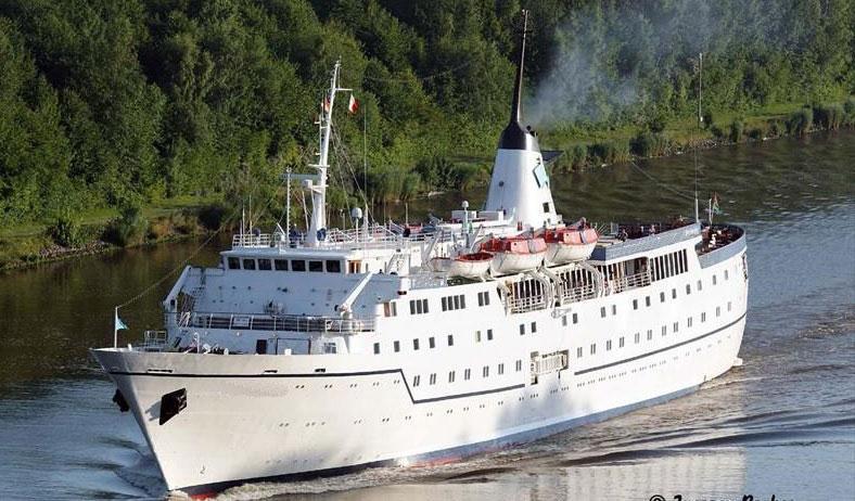 Cruise ship 103.7m