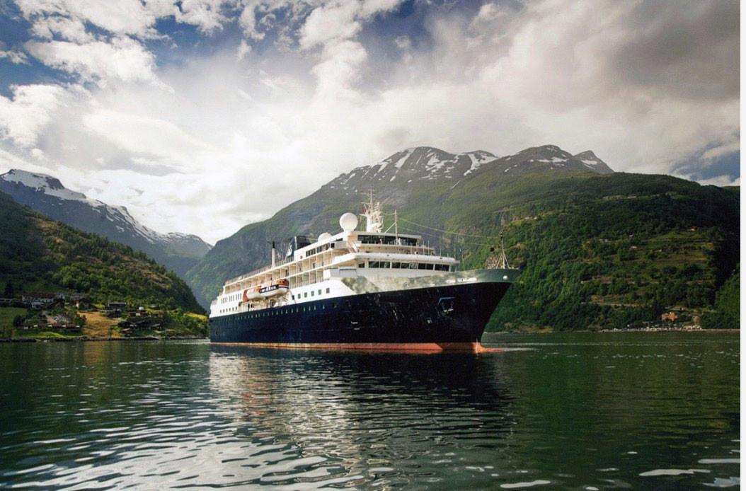 Cruise Ship 135m.