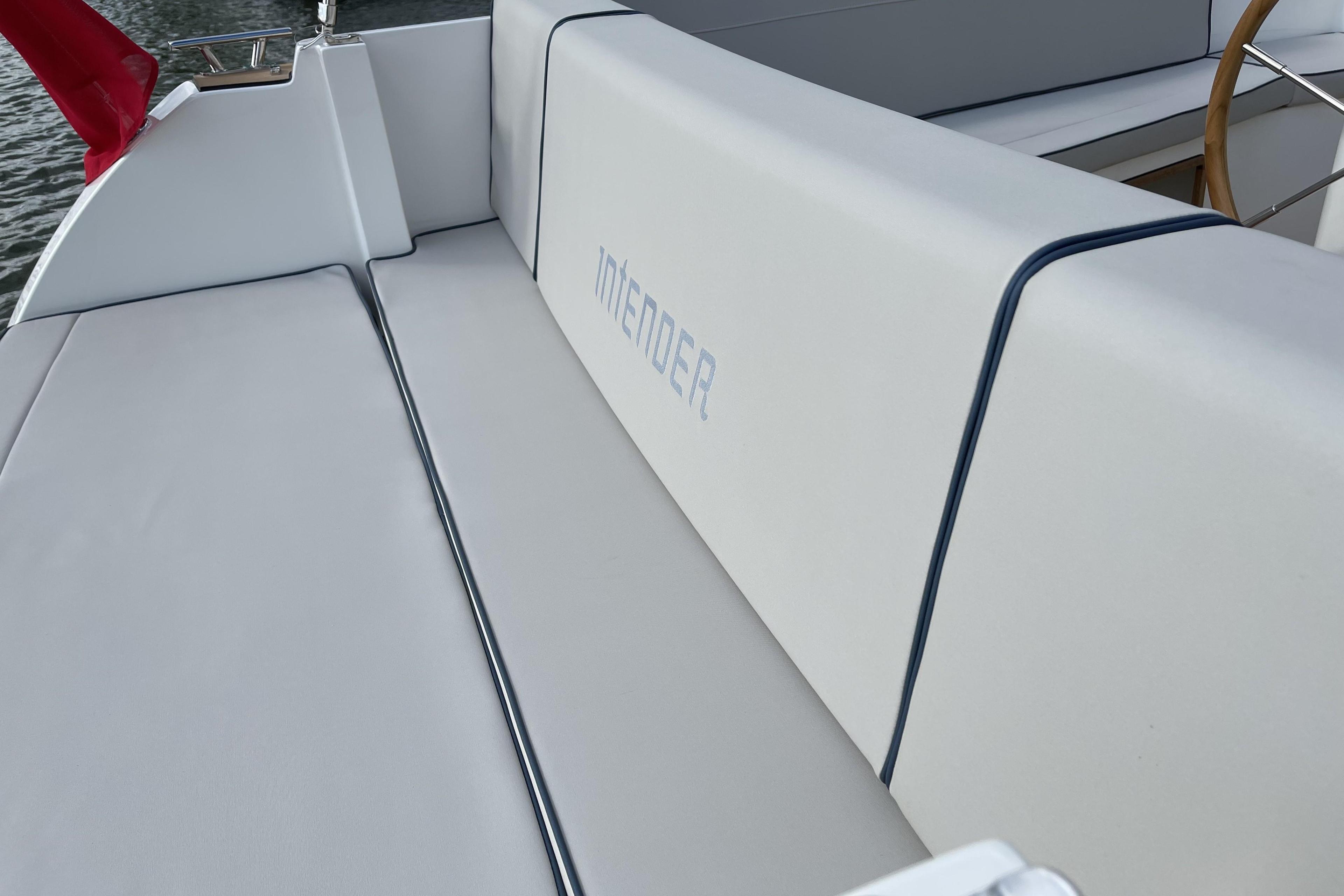 Interboat Intender 820