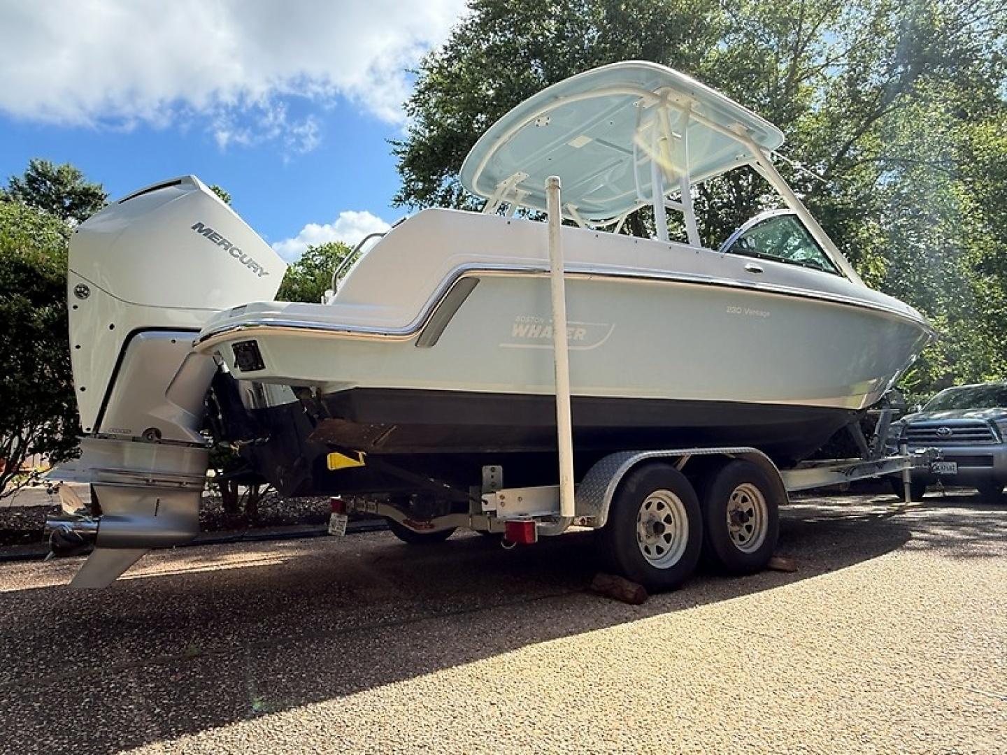 Boston Whaler Vantage 230