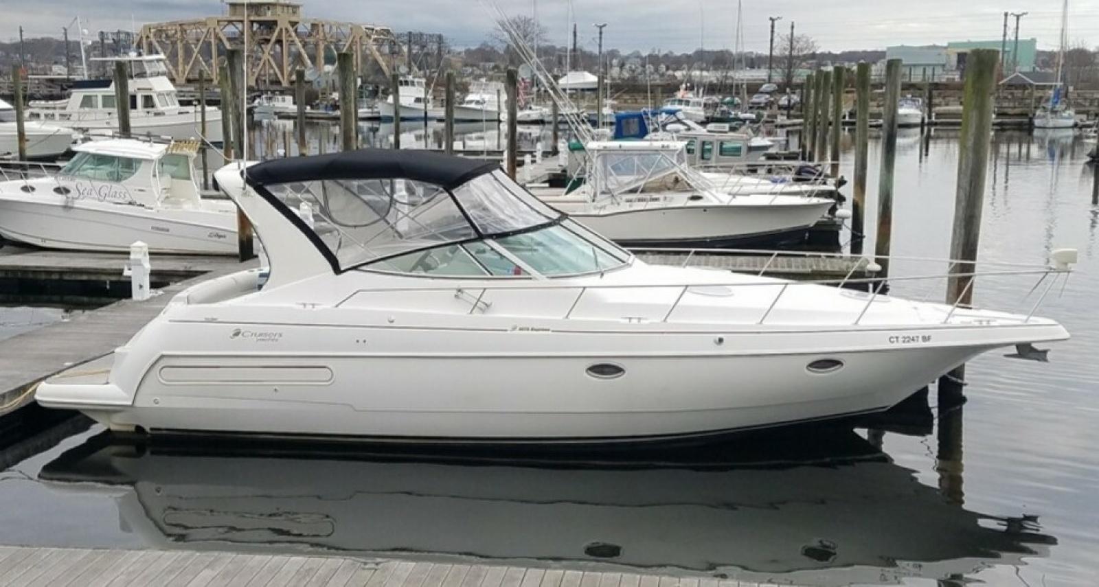 Cruisers Yachts 3572