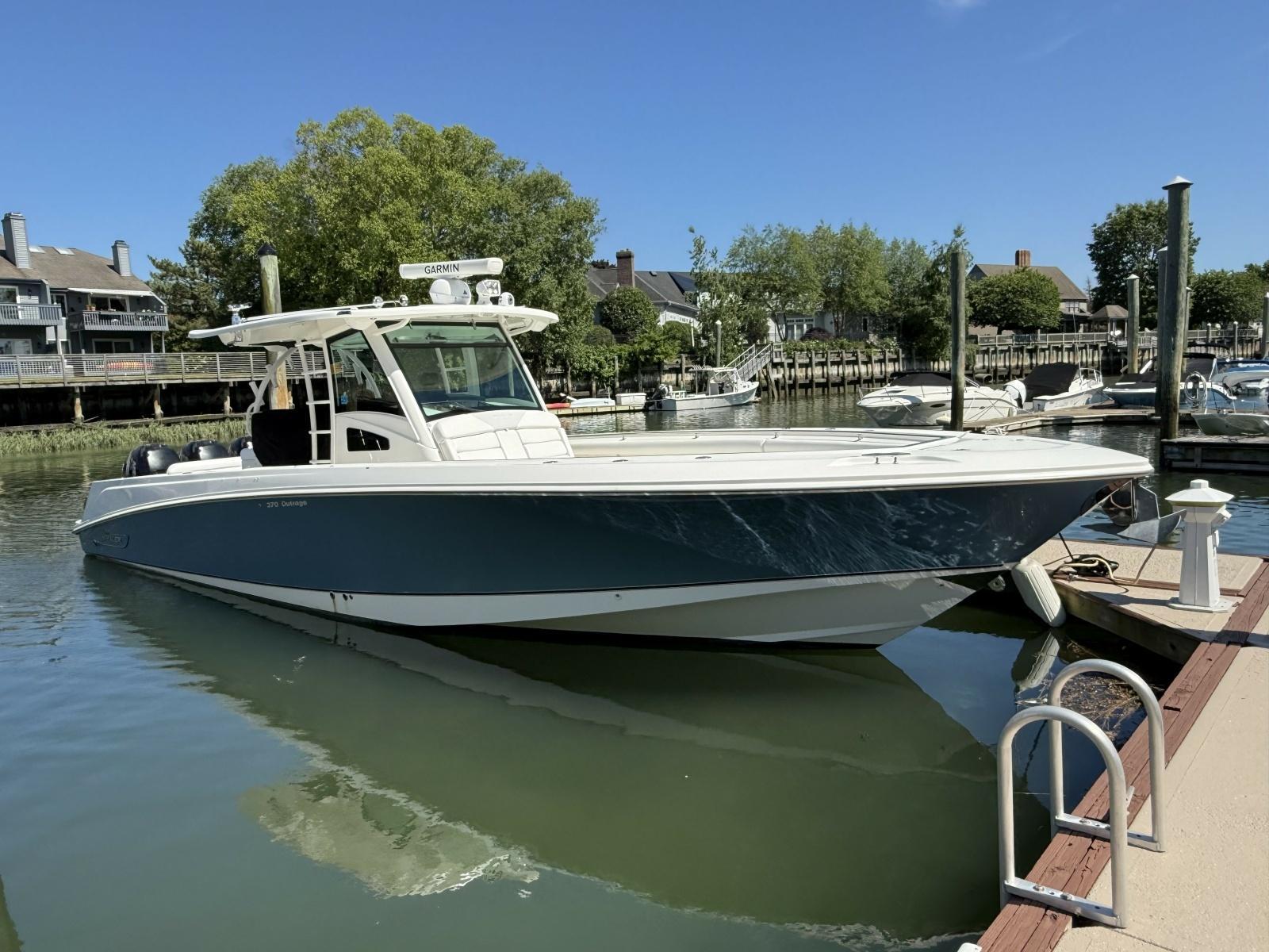 Boston Whaler 37'