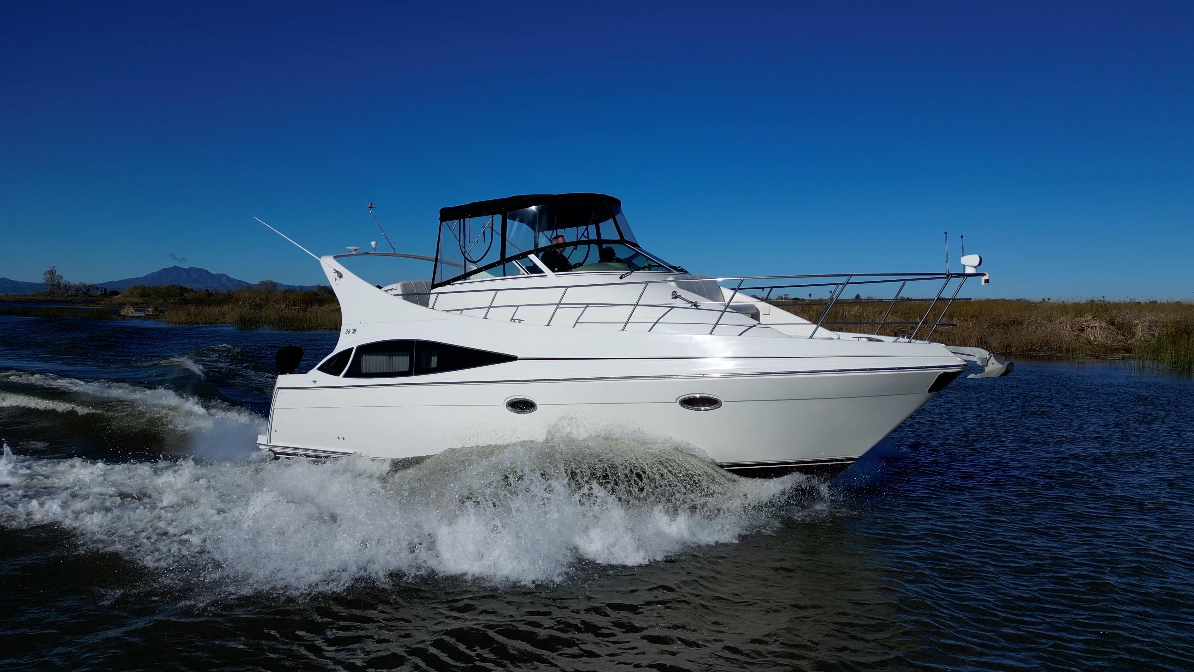 Bayliner 3388 Command Bridge