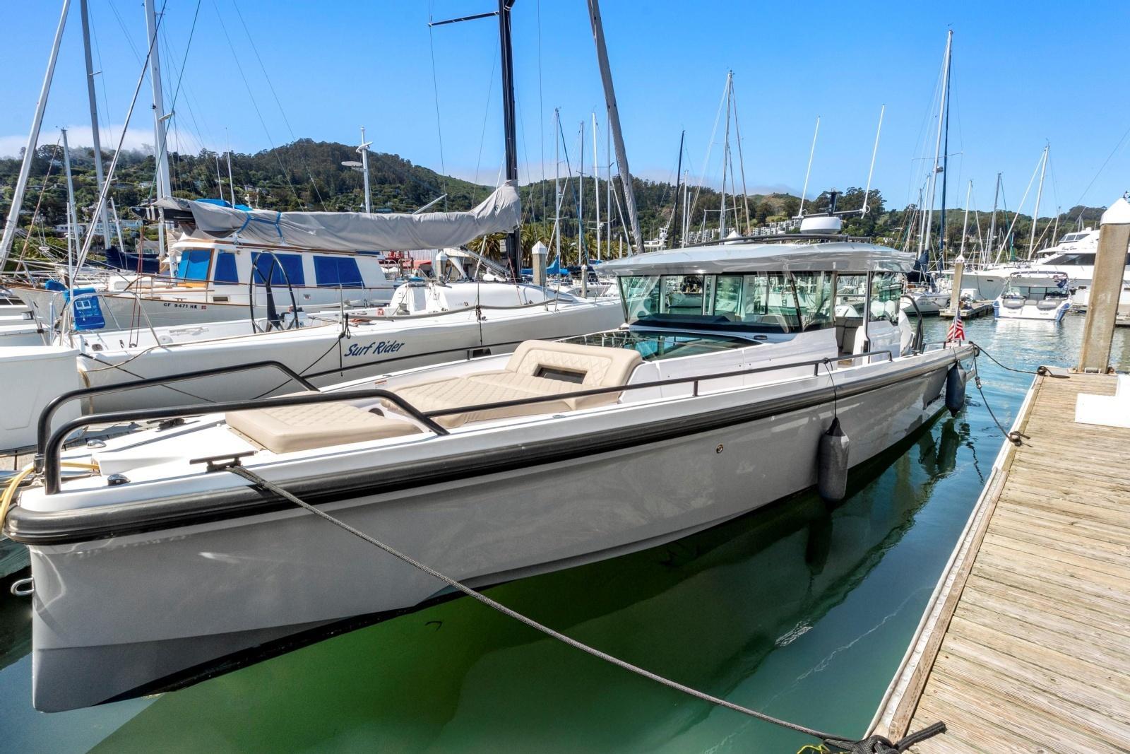 Axopar 37XC Cross Cabin