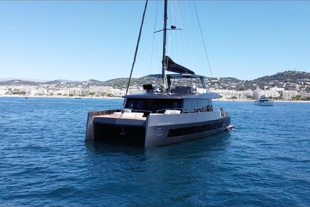 Moon Yacht 60