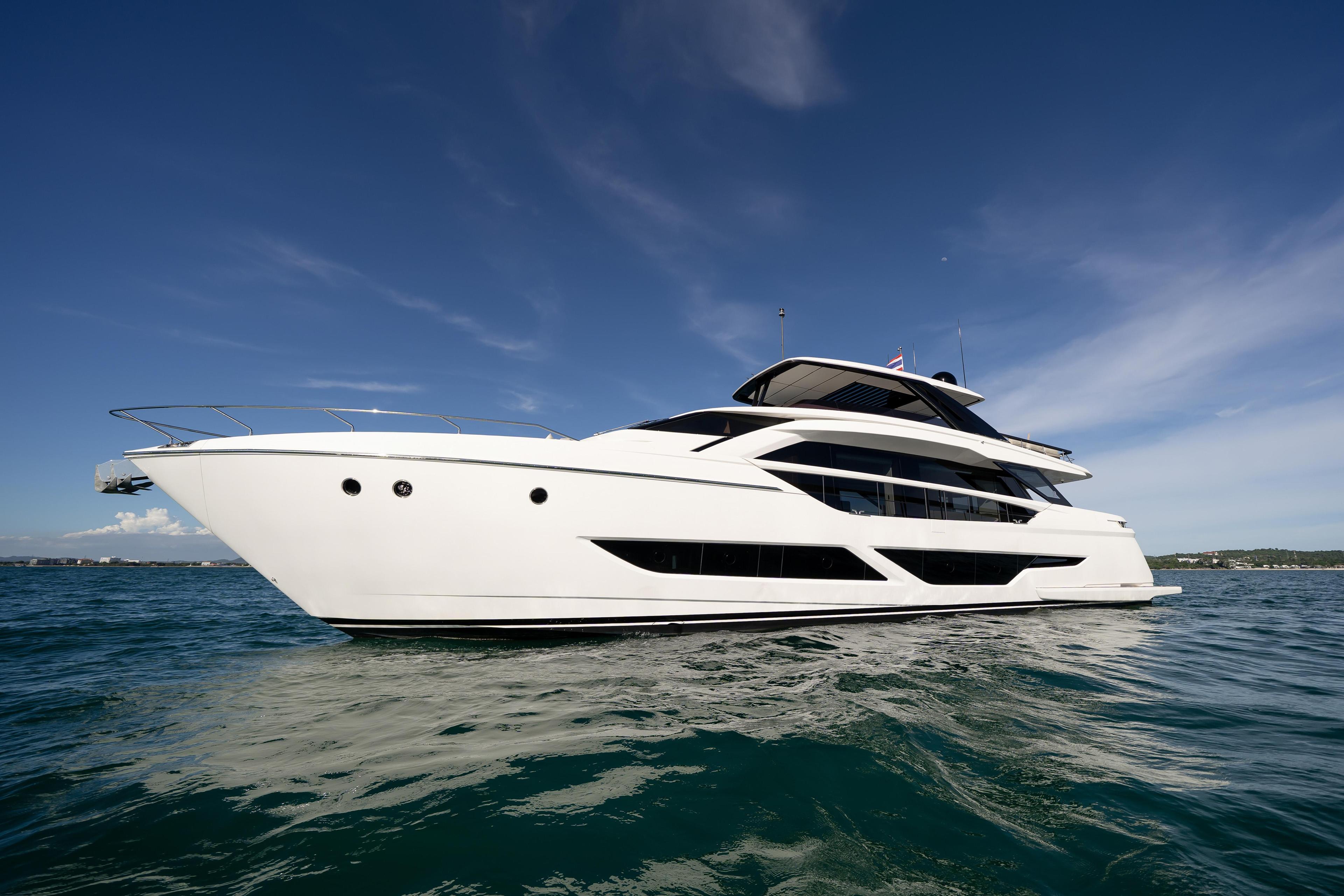 Ferretti 860