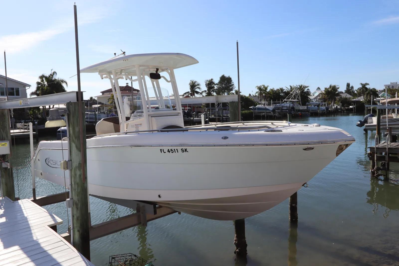 Robalo R242 Center Console