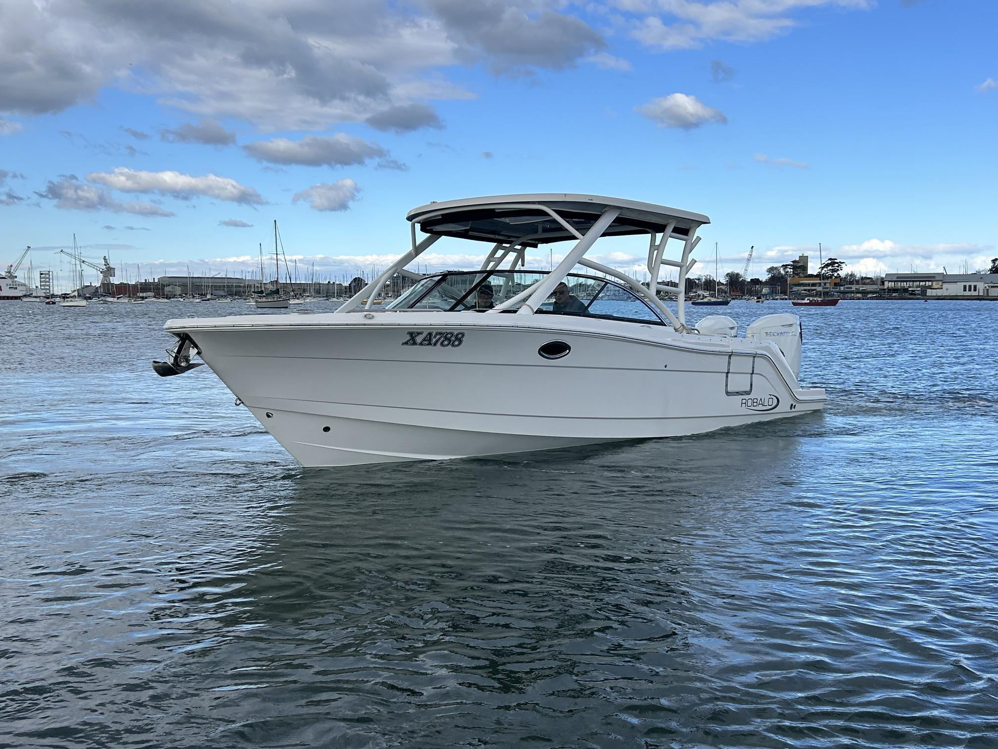 Robalo R317