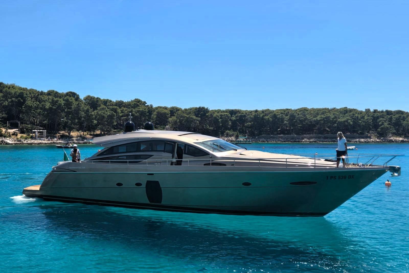 Pershing 72