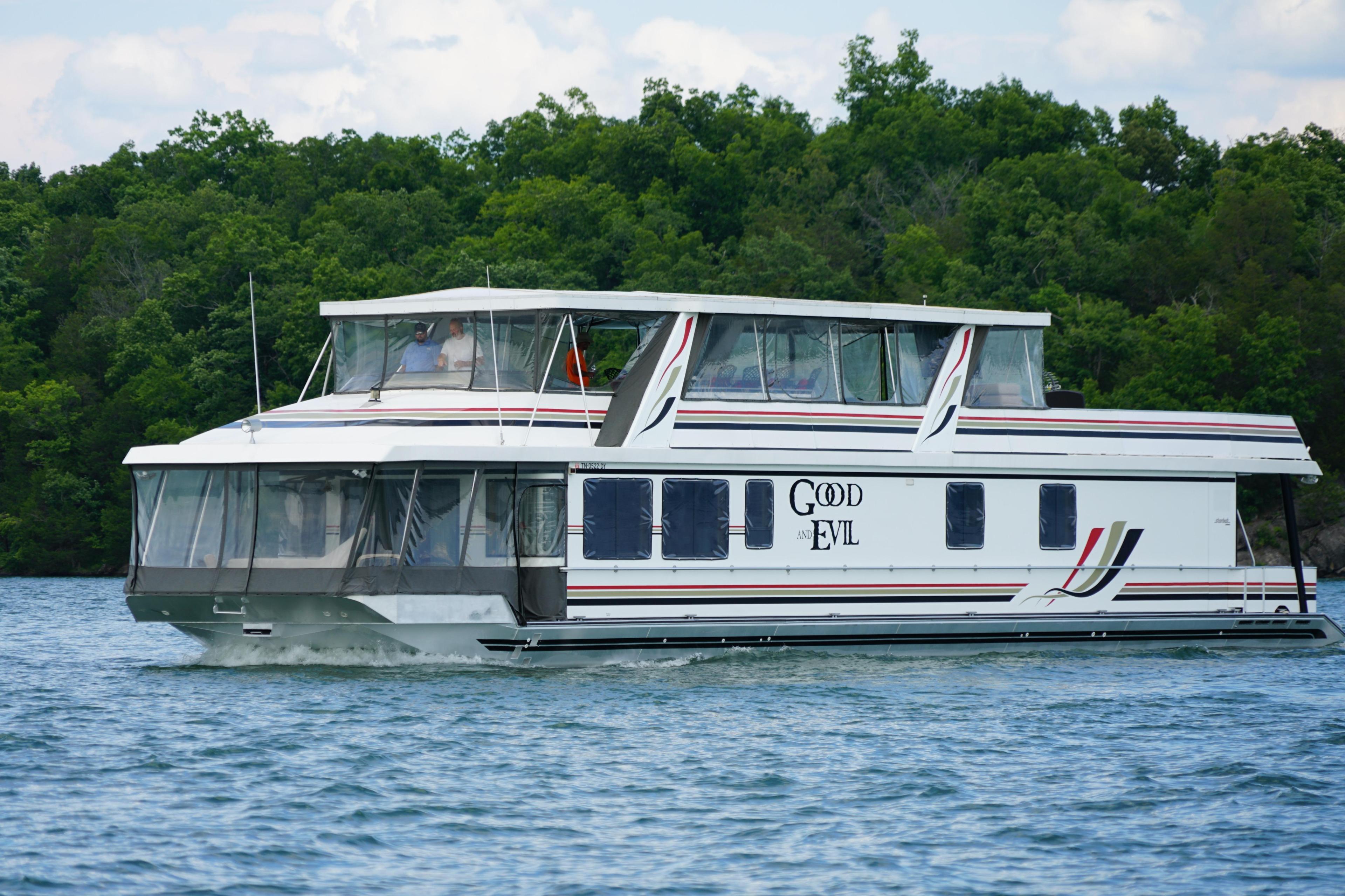 Stardust Cruisers 83'x17'
