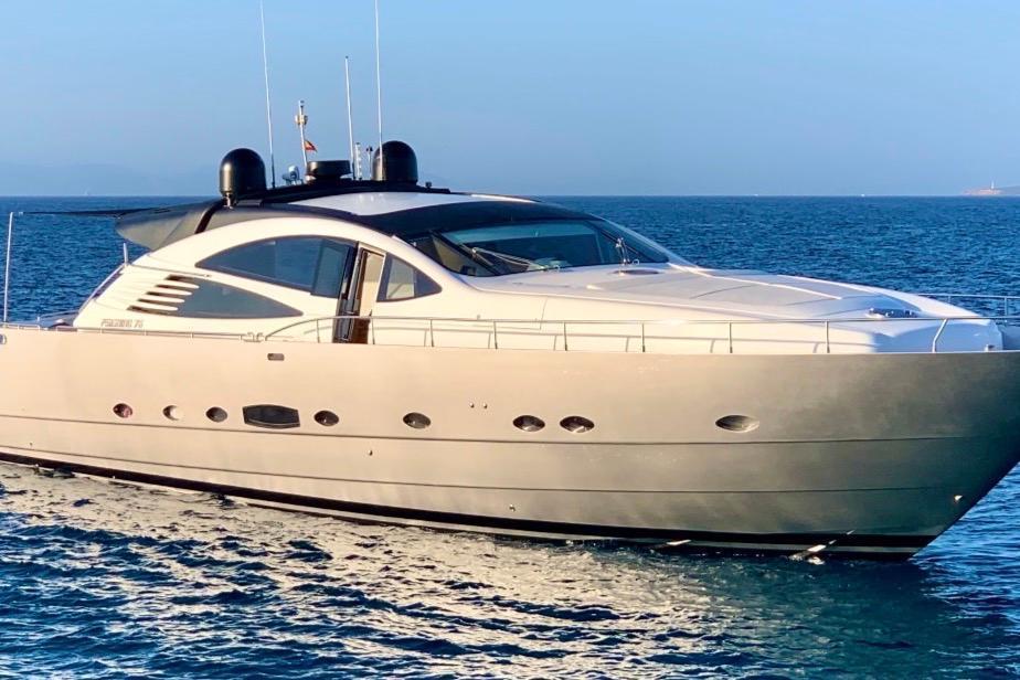 Pershing 76