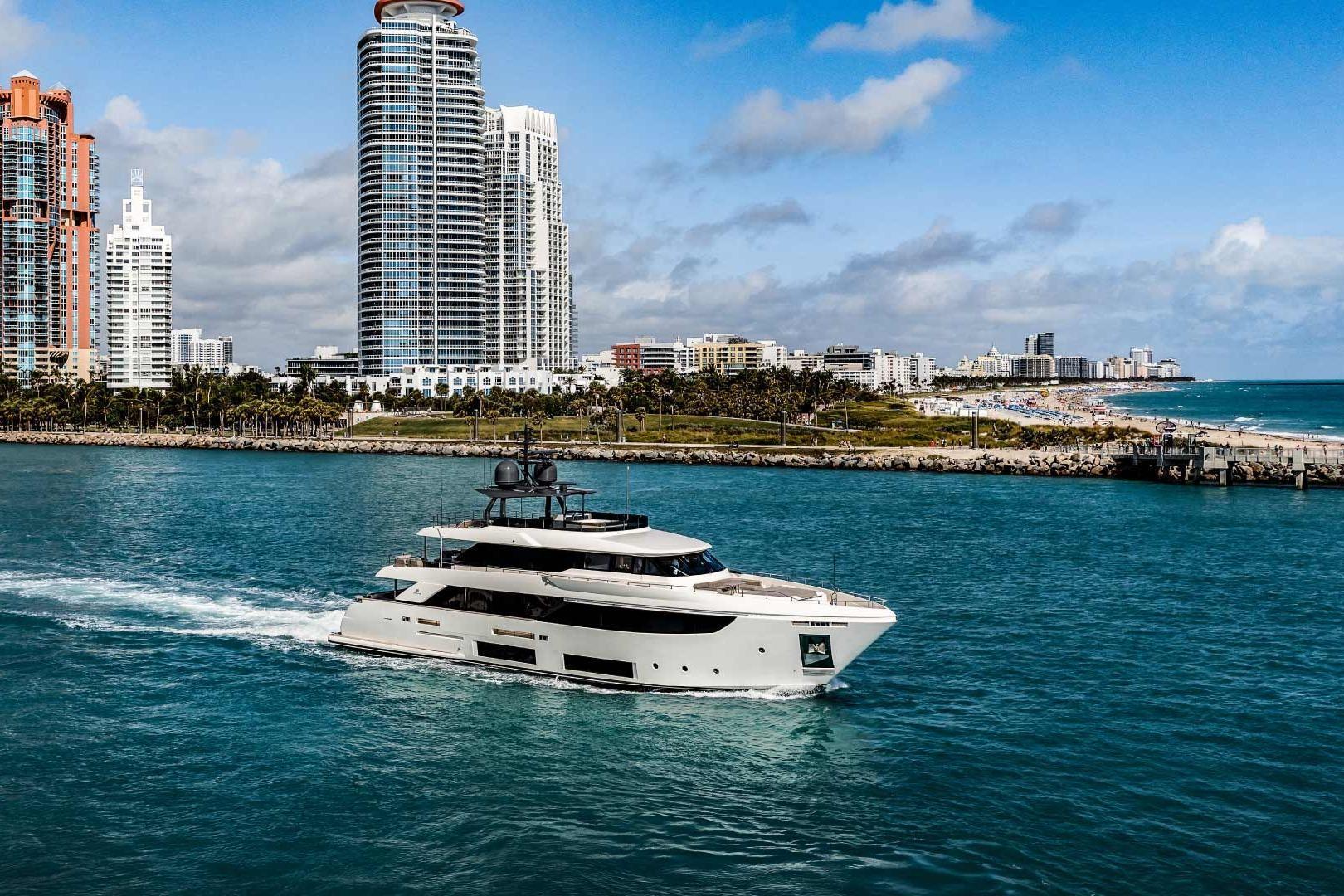 Custom Line Navetta 33
