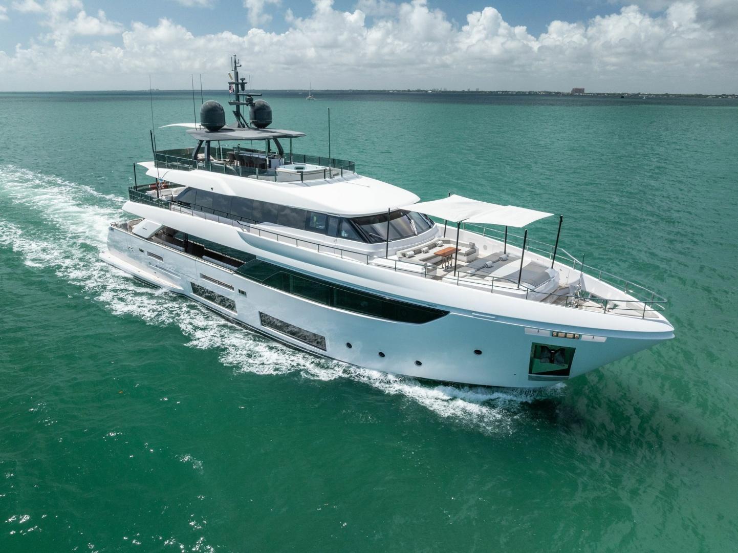 Custom Line 33 Navetta