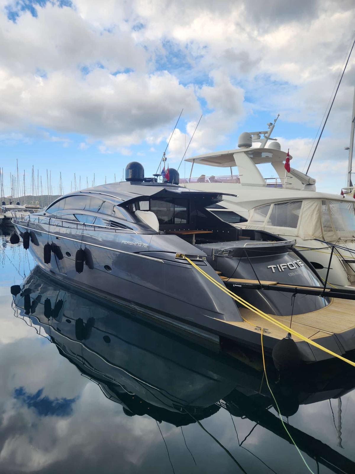 Pershing 72