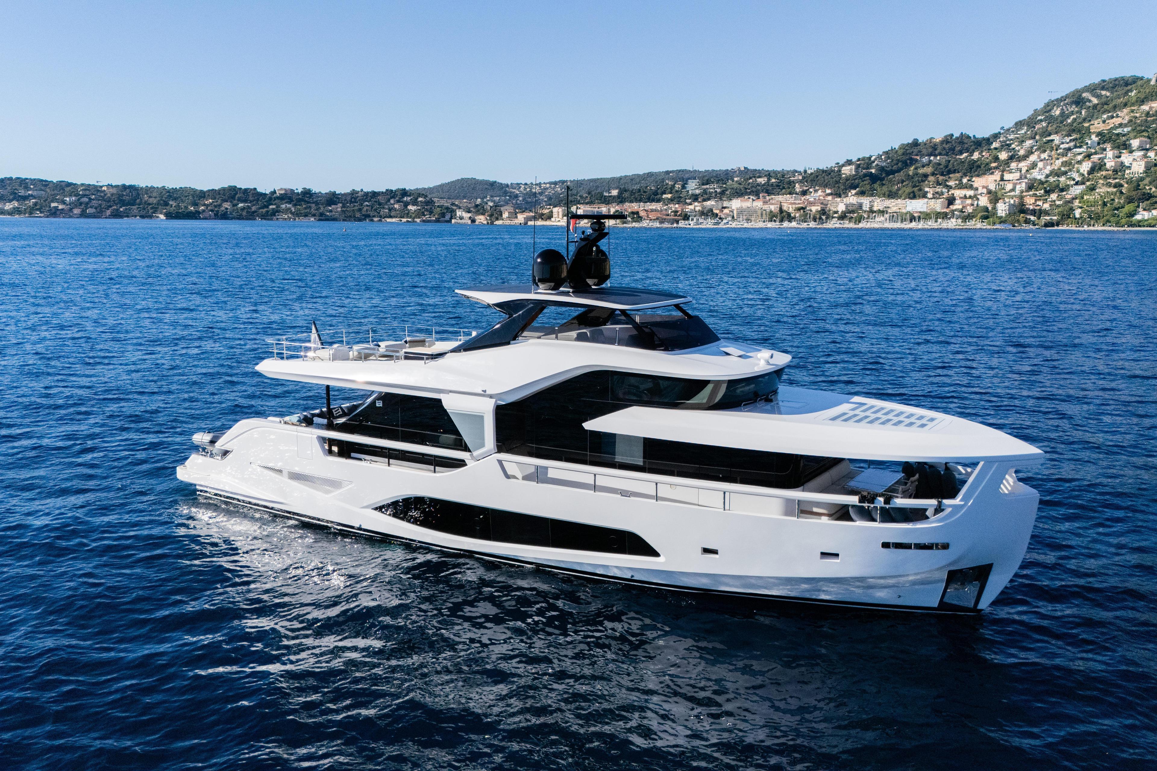 Ferretti Infynito 80