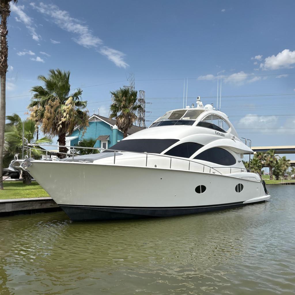 Lazzara 74 Motor Yacht