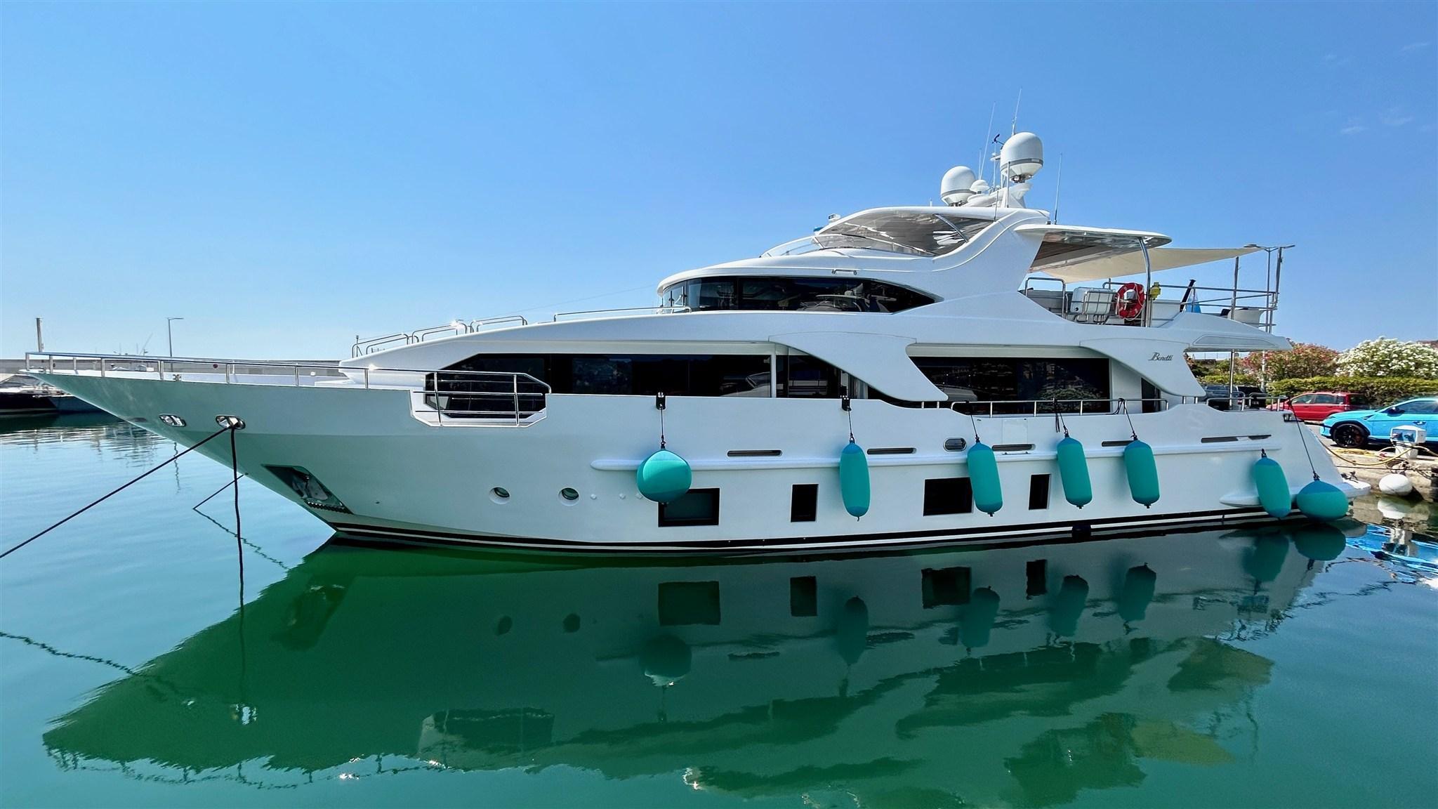 Benetti Delfino 93'