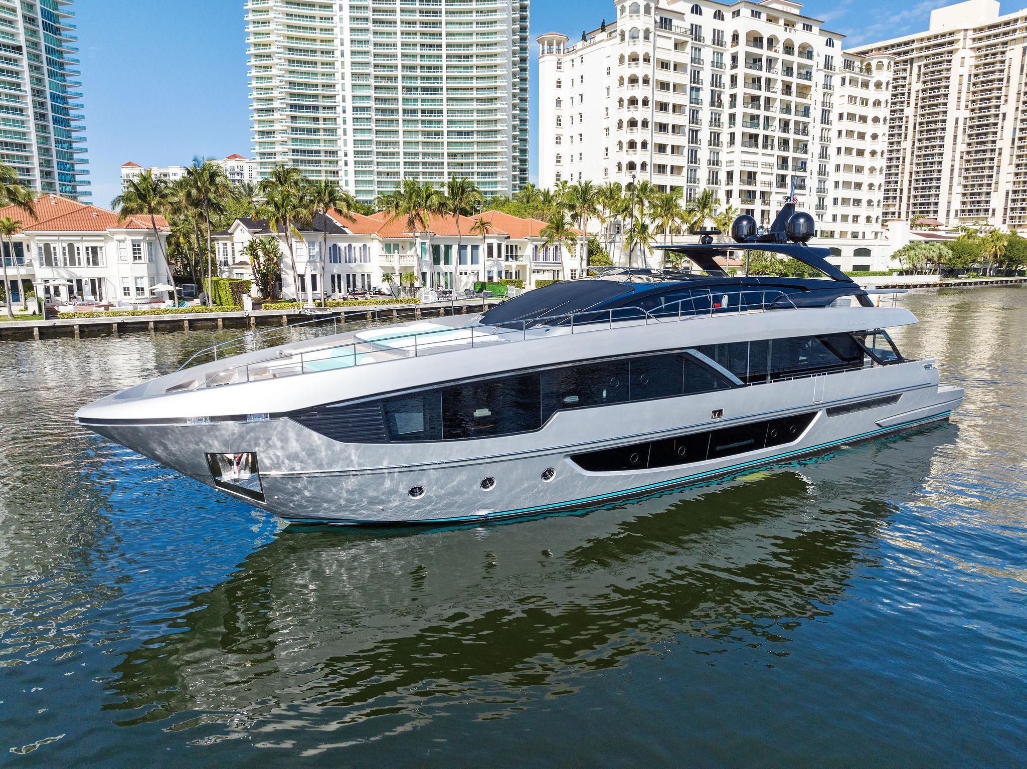Riva 102' Corsaro Super