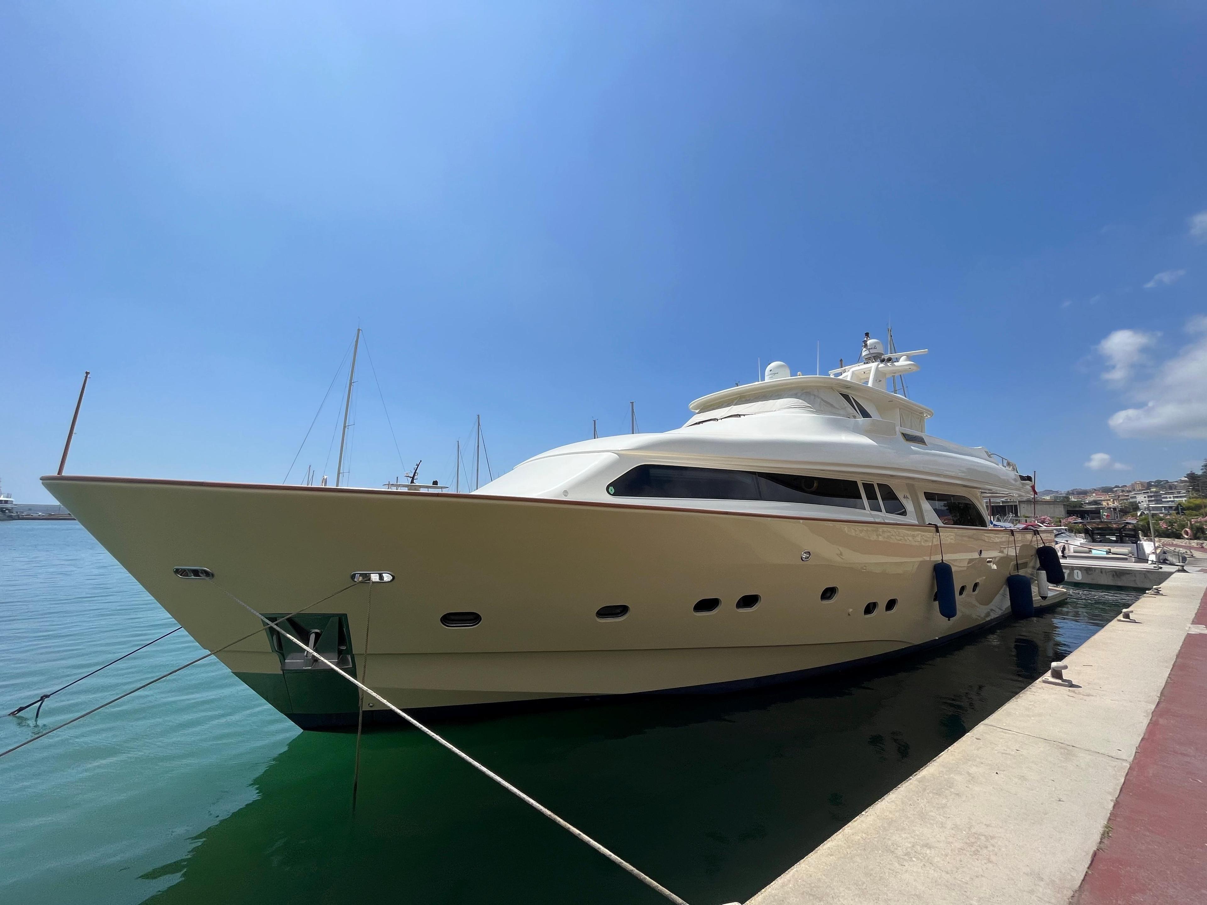Custom Line Navetta 27 m