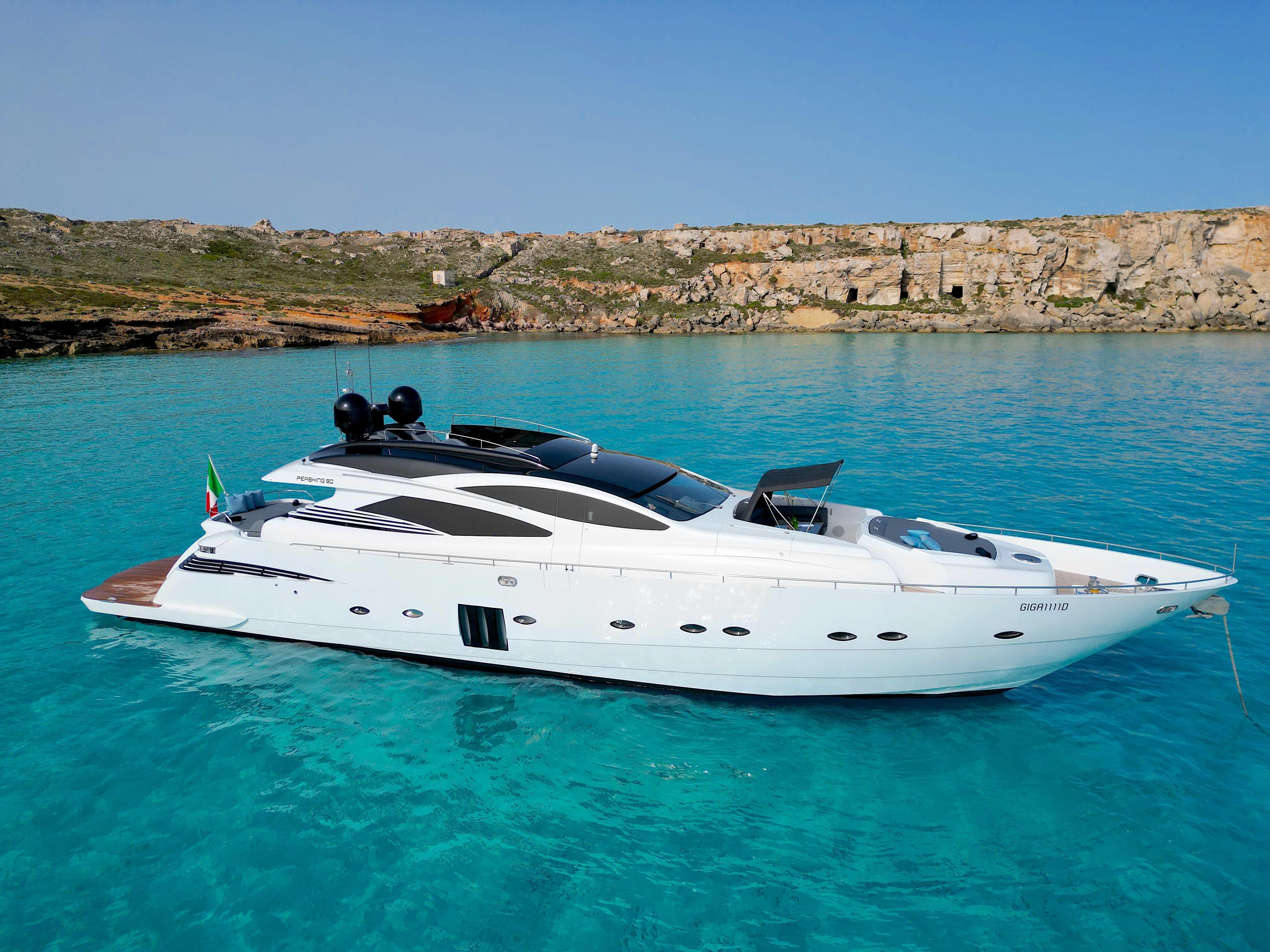 Pershing 90