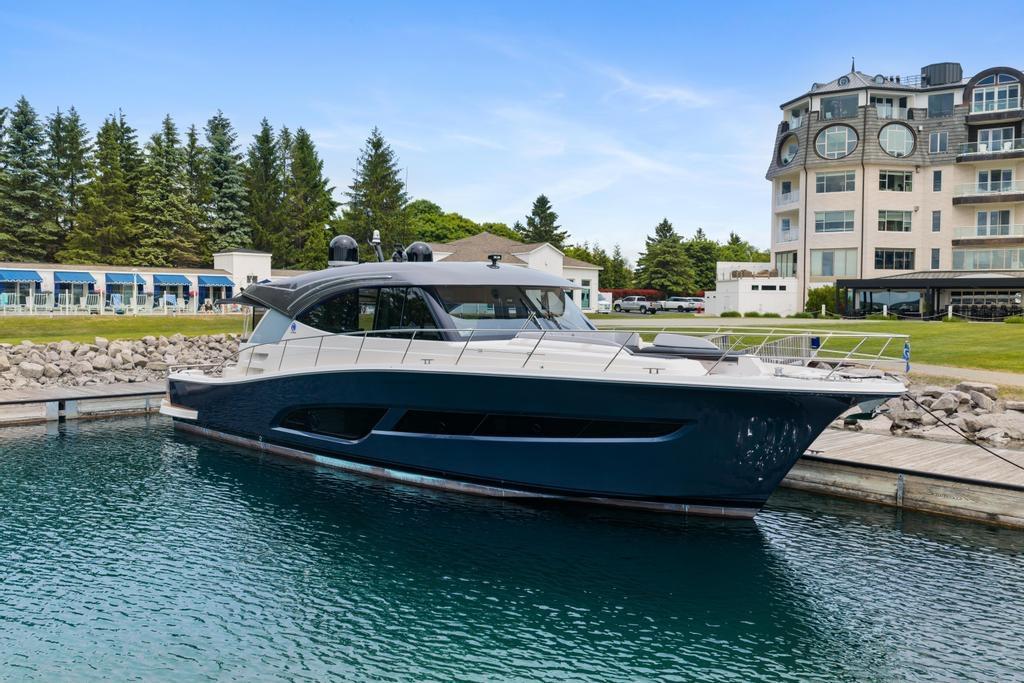 Riviera 585 SUV