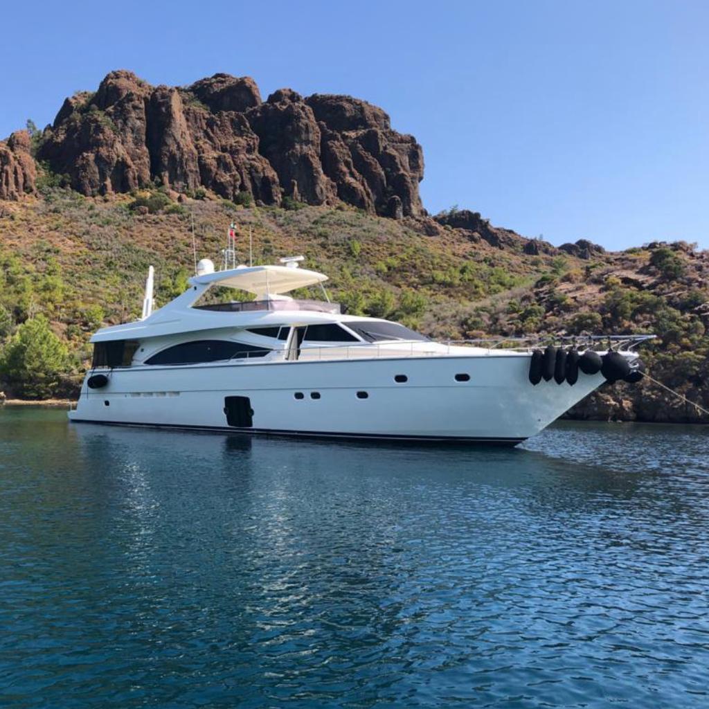 Ferretti 830