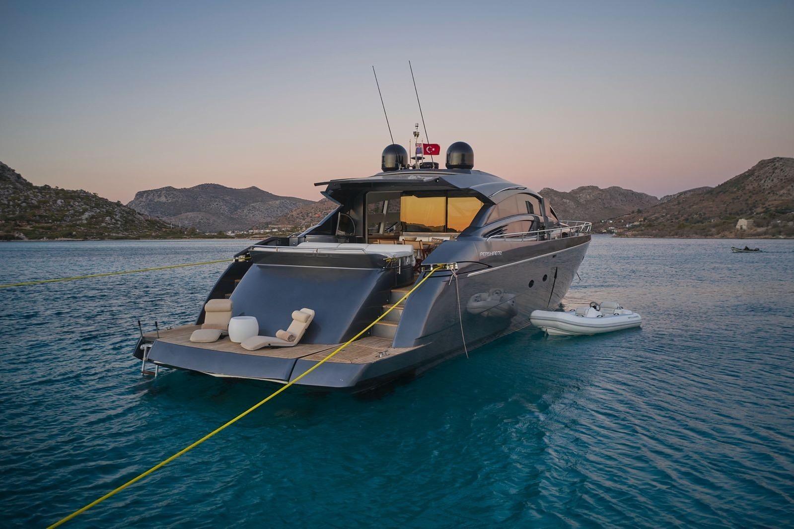Pershing 72