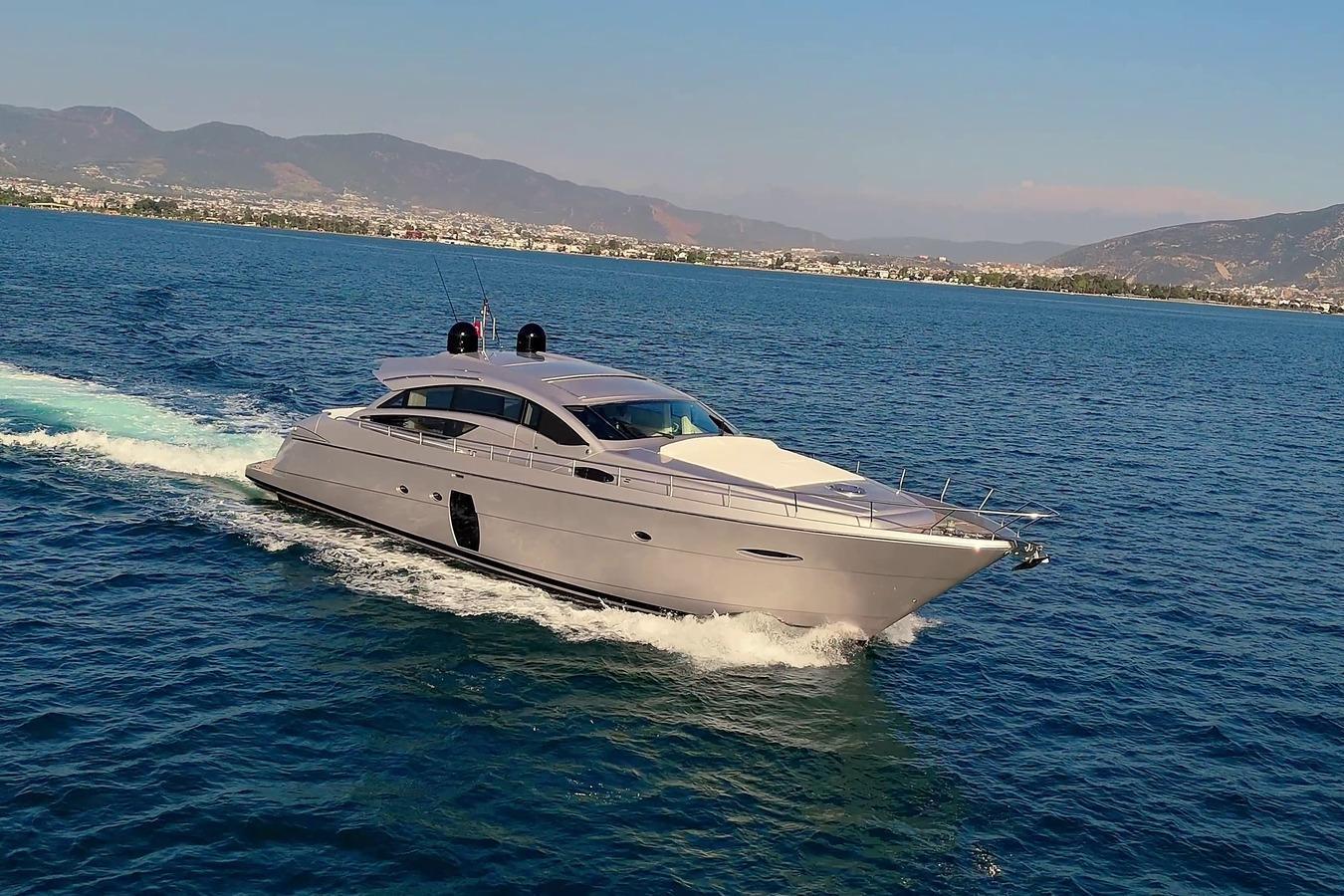 Pershing 72