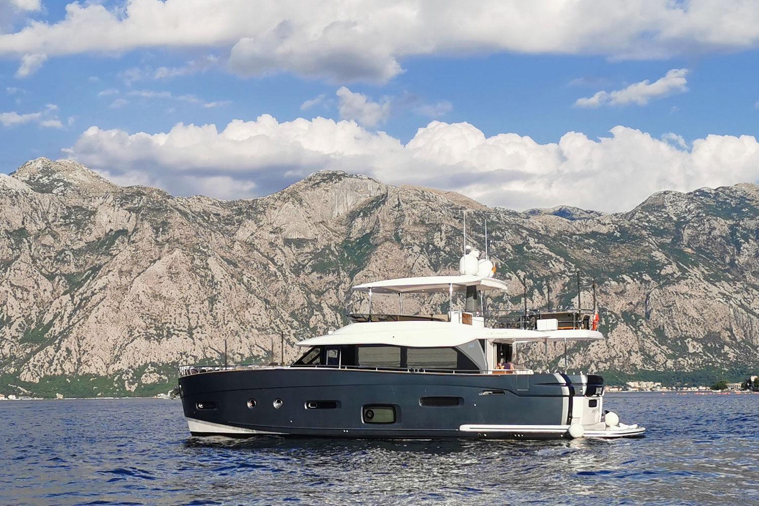 Azimut Magellano 66