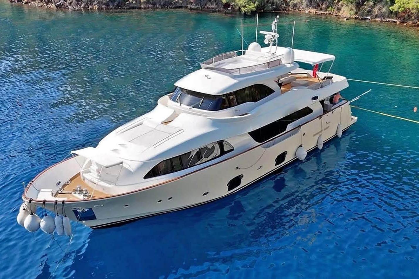 Ferretti Customline Navetta 26 for sale