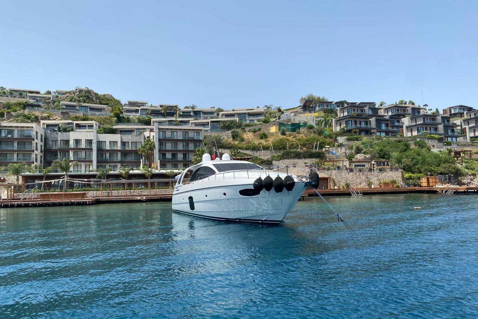 Pershing 70
