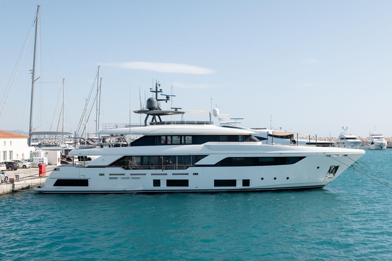 Ferretti Navetta 37