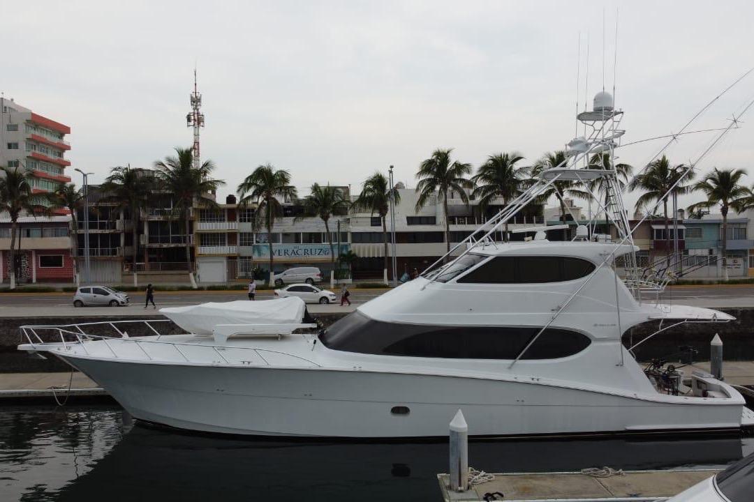 Hatteras 77 Convertible