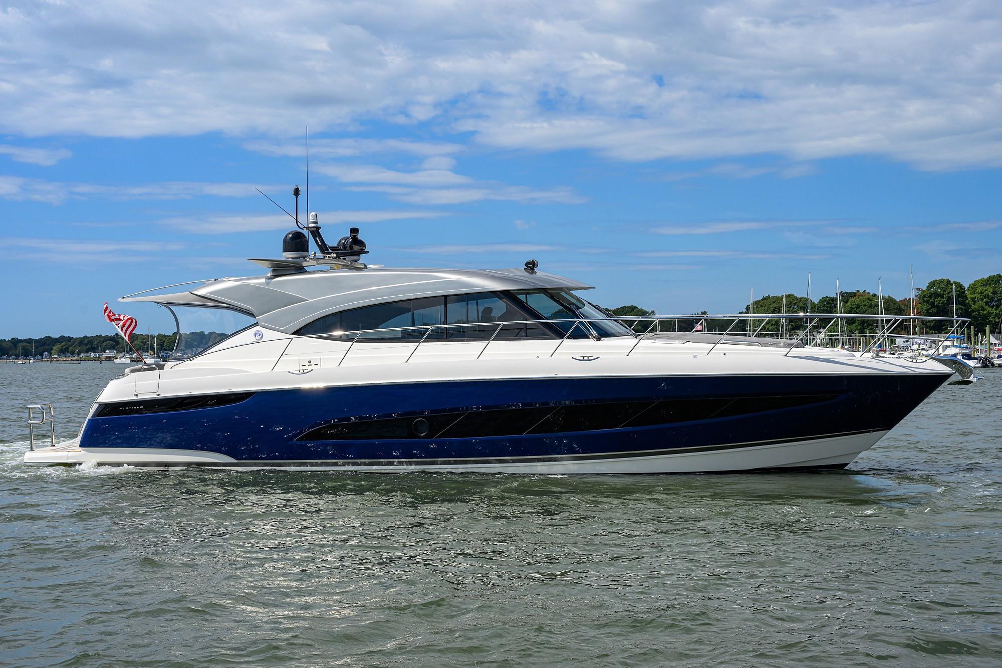 Riviera 5400 Sport Yacht