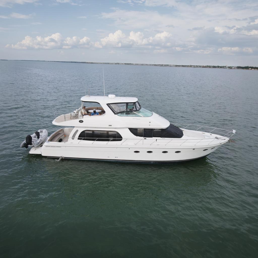 Carver 560 Voyager
